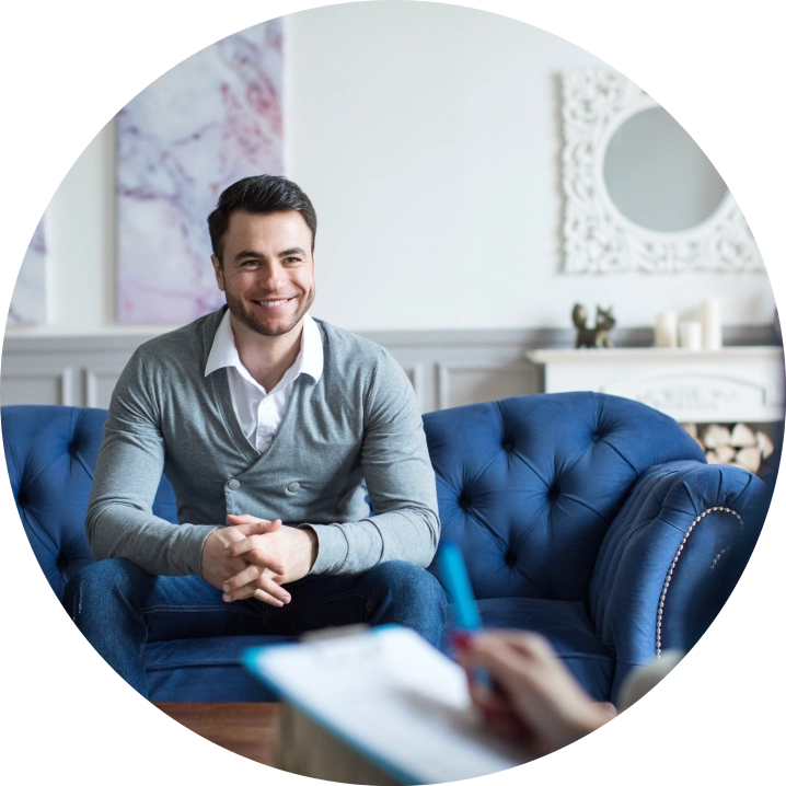 mężczyzna mówiący o uzależnieniach