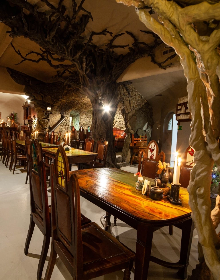 Sala restauracyjna Podziemna Grota, stoły