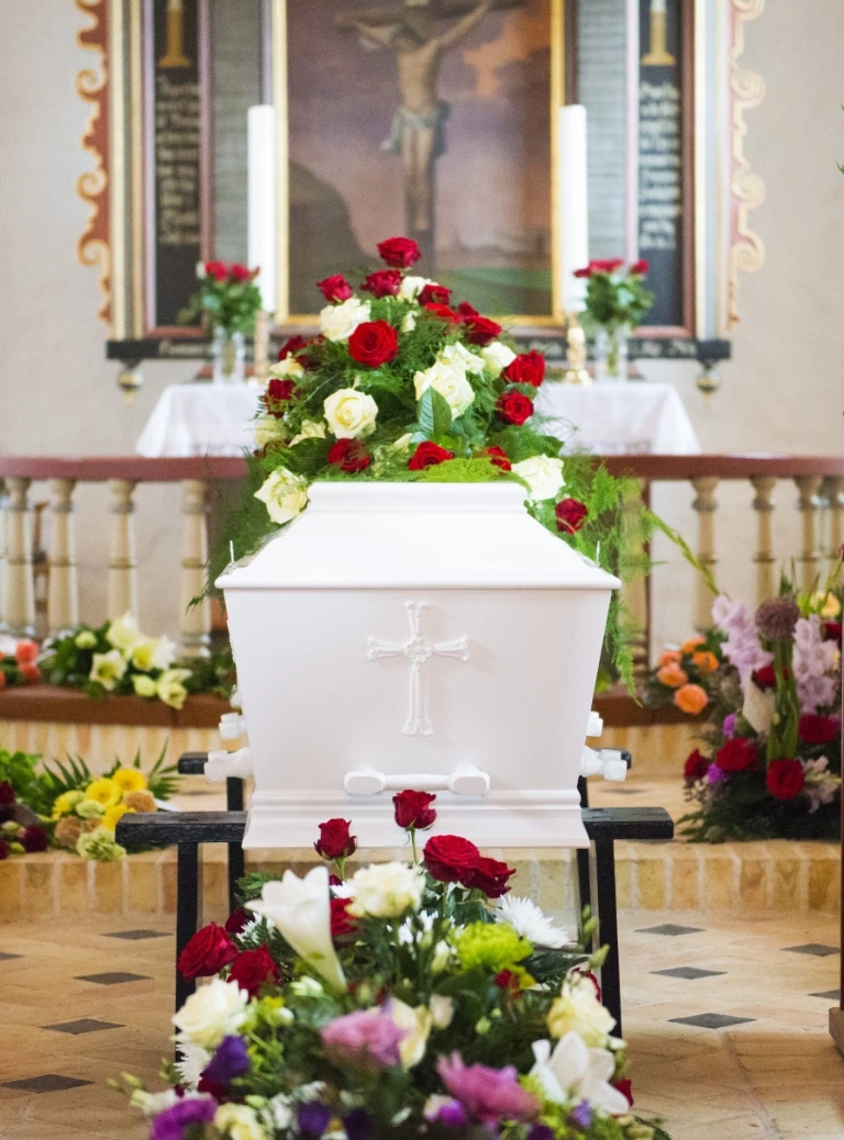 biała trumna w kościele
