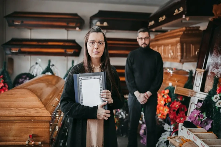 pracownicy zakładu pogrzebowego