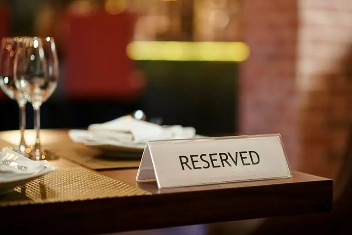 stolik w restauracji zarezerwowany